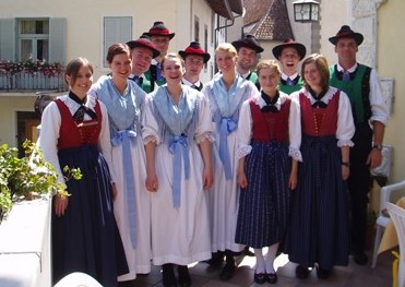 Die Marlinger Bauernjugend zu Fronleichnam. 