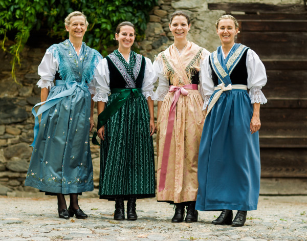 Im "bäurischen Gewand" konnten sich die Burggräflerinnen bis heute ihre Tracht lebendig halten. 