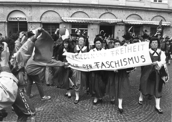 Schützendemo_Siegesdenkmal_1991