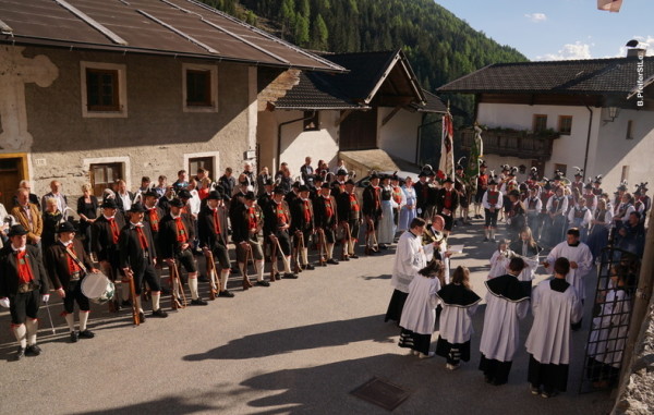 Am Gefallenendenkmal am Kirchplatz erinnerten Angehörige der Opfer an die Todesumstände. Eine Formation des Bataillon Passeier feuerte eine Ehrensalve ab und die MK Walten spielte u.a. den  Kaiserjäger- und den Standschützenmarsch. 