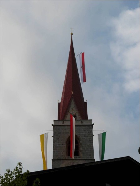 Fahnen Niederlana Kirche 2015