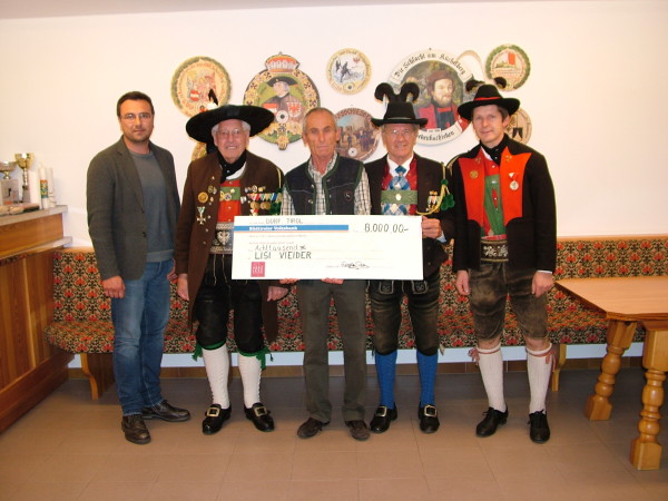Im Bild (v.l.): BzMjr. Andreas Leiter Reber, E-Mjr. Hubert Straudi, Heinrich Vieider, E-LKdt. Paul Bacher und Hptm. Christian Steinacher.