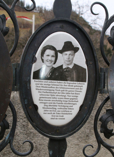 klotz Gedenkfeier Grabkreuz