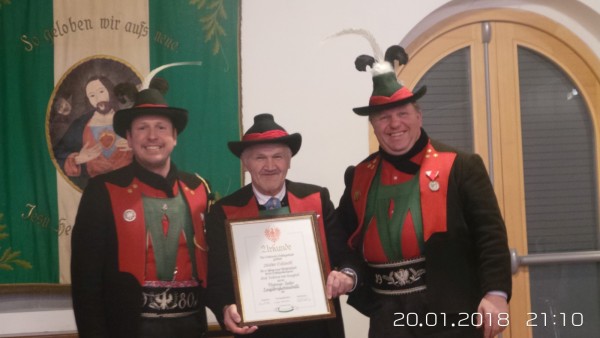 Andreas-Hofer-Langjährigkeitsmedaille für 40 jährige Tätigkeit, v.l.n.r. Olt. Alex Zöschg, Walter Schwabl, Hptm. Elmar Pichler