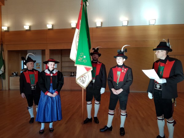 Angelobung der neuen Mitglieder  vl. Hauptmann Peter Aichner, Nadine Geier, Fähnrich Elmar Geier,Simon Thaler, Oberleutnant Georg Wenter