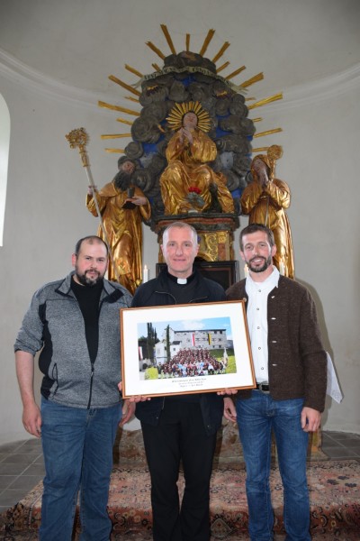 Übergabe des Kompaniebildes; v.l.n.r.: Flt. Philipp Holzner, Pater Basilius Schlögl OT und Hptm. Andreas Pixner