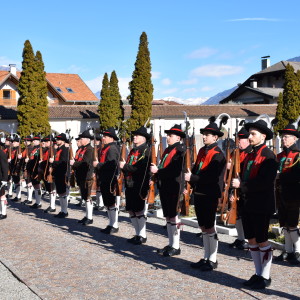 Die Schützenkompanie „Franz Höfler“ Lana am Friedhof in Niederlana