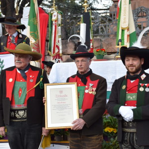 Verleihung der Verdienstmedaille des Südtiroler Schützenbundes in Bronze: v. l. Landeskommandant Renato des Dorides, Schütze Alois Gruber und Bezirksmajor Hannes Holzner