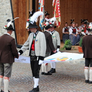 Die Übergabe der Alpenregionsfahne von der SK Mayrhofen an die SK St. Martin in Passeier