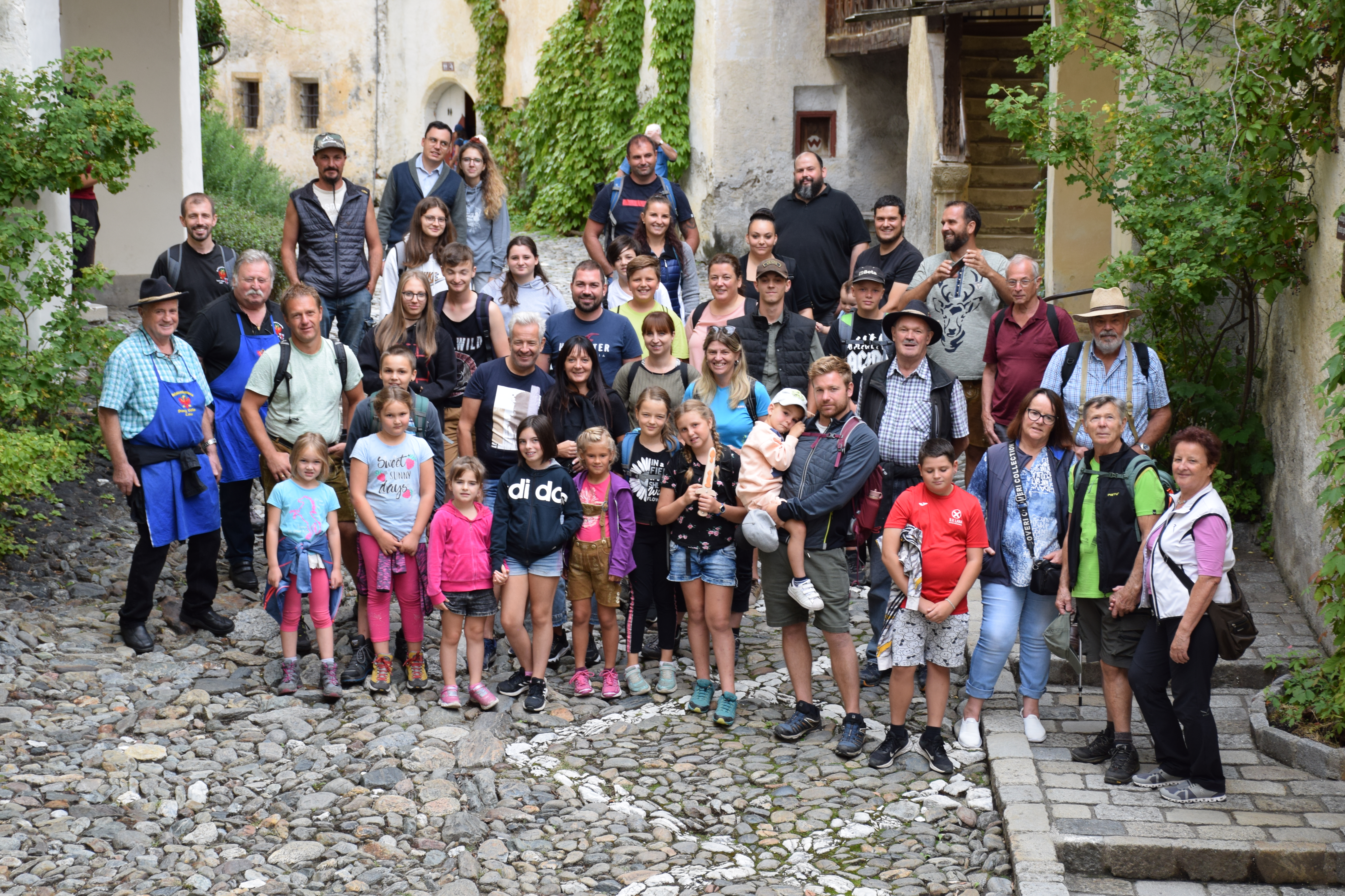 Gruppenfoto im Innenhof der Churburg