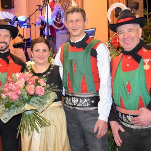 v.l. Hptm. Andreas Pixner mit der Ballkönigin Stania Höfler „die Zielstrebige“ mit ihrem Mann Hannes und Olt. Martin Flatz - Foto: MT-SK Lana