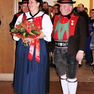 Die diesjährige Ballkönigin Tanya Schwarz wurde von Hauptmann Elmar Pichler in den Saal begleitet