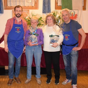 Die stolzen Siegerinnen: v. l. Hauptmann Andreas Pixner, Helga Parth, Annemarie Hofer und Oberleutnant Martin Flatz