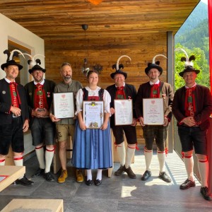 Im Bild, v.l.n.r.: Fahnenleutnant Arnold Hofer, Hauptmann Patrick Wilhelm, Manfred Pixner, Miriana Zullo, Walter Moosmair, Manuel Auer, Oberjäger Elmar Ennemoser