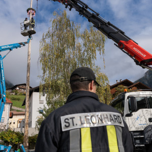 Die vier Vereine – Feuerwehr, Jagdrevier, Musikkapelle und Schützen – haben den Maibaum am 1. Mai gemeinsam aufgestellt. Und nun wieder „verblindert"