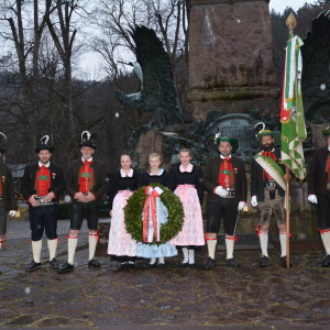 Die Abordnung der Schützenkompanie Andreas Hofer am Bergisel (vlnr: Hptm. Patrick Wilhelm, Alexander Schweigl, Markus Reinstadler, Magdalena Pichler, Anja Oberprantacher, Emma Oberprantacher, Fhr. Magnus Fauner, Fhr. Gregor Fauner, Fhr. Eberhard Wilhelm) – Bildrechte J. Gregoritsch