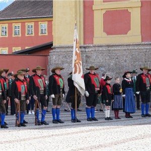 Meraner Schützen bei der Stiftskirche von Wilten