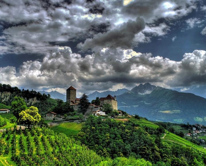 Schloss Tirol Sommer bewölkt 2