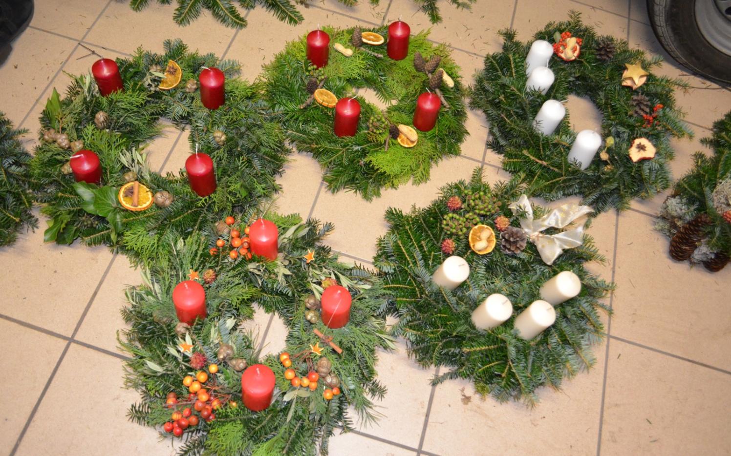 2015_Burgstall_Adventskranz basteln Jugend (6) (Andere)