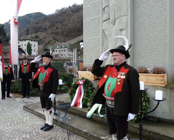 2016_Lana_Hofer Gedenken Kranzniederlegung_am_Kriegerdenkmal_Foto_SK_Lana (Andere)