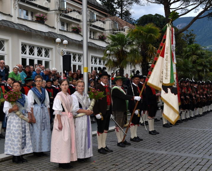 2016 06 18_Meran_Bezirksfest Burggrafenamt Passeier Ehrenfomration 02