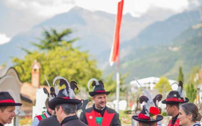 2018_Dorf Tirol Schenna_Schützenhochzeit Nadia und Florian (5)