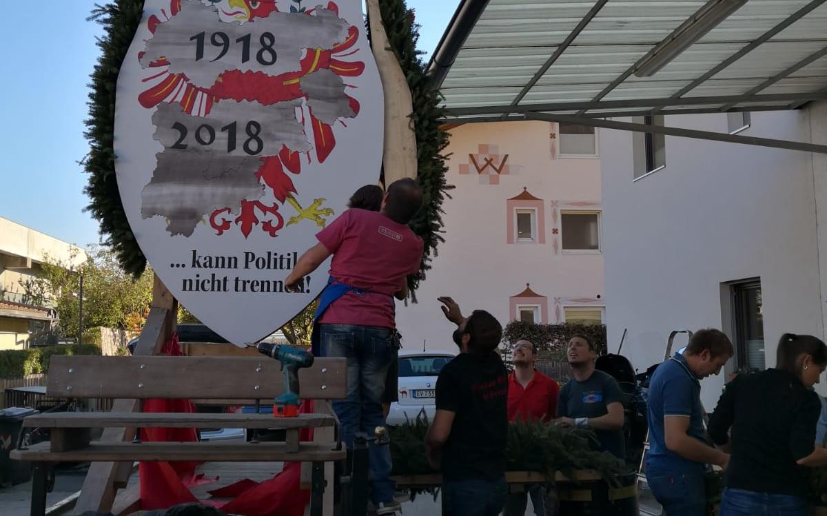 2018_Algund Bezirk_Aufbau Schmücken Traubenfest Festwagen (14)