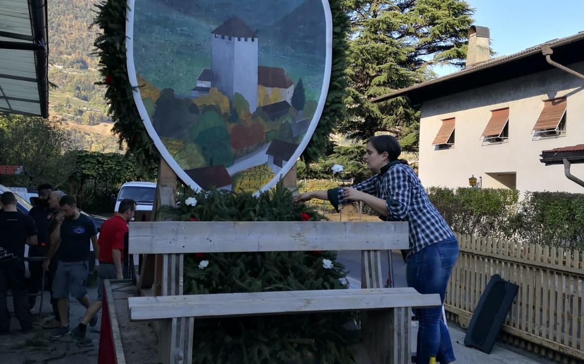 2018_Algund Bezirk_Aufbau Schmücken Traubenfest Festwagen (16)