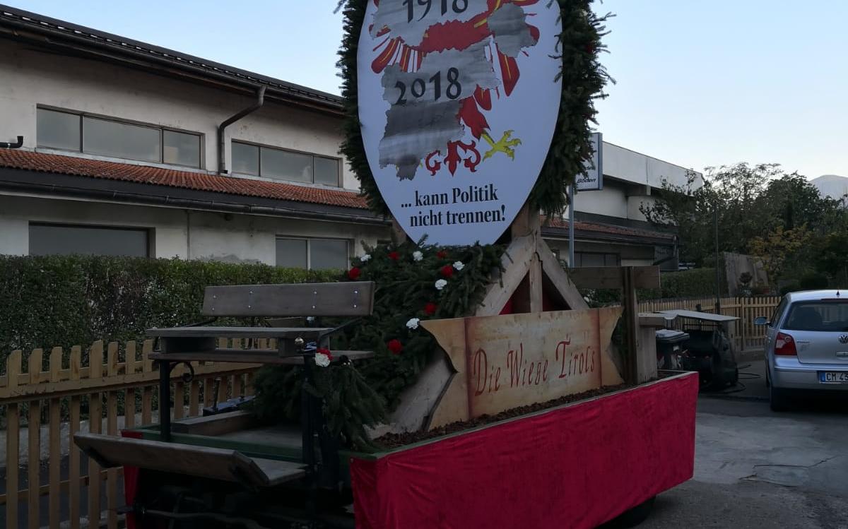 2018_Algund Bezirk_Aufbau Schmücken Traubenfest Festwagen (2)
