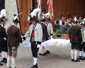 Die Übergabe der Alpenregionsfahne von der SK Mayrhofen an die SK St. Martin in Passeier