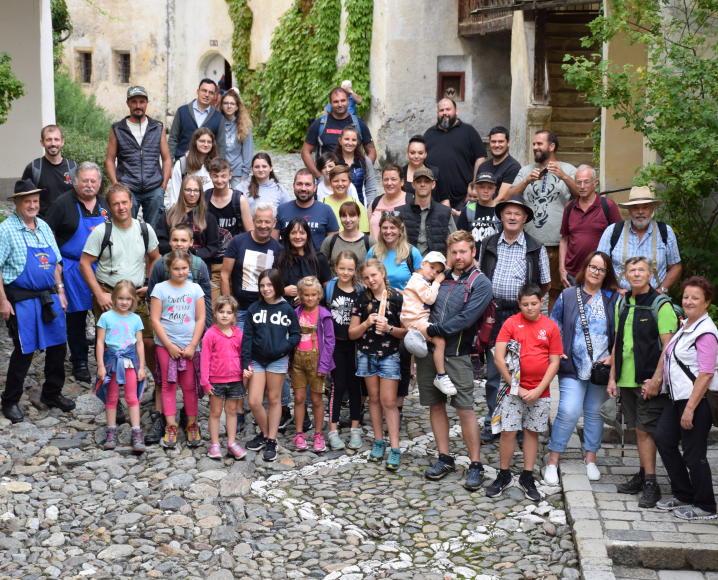 Gruppenfoto im Innenhof der Churburg