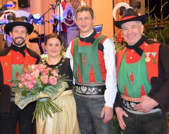 v.l. Hptm. Andreas Pixner mit der Ballkönigin Stania Höfler „die Zielstrebige“ mit ihrem Mann Hannes und Olt. Martin Flatz - Foto: MT-SK Lana