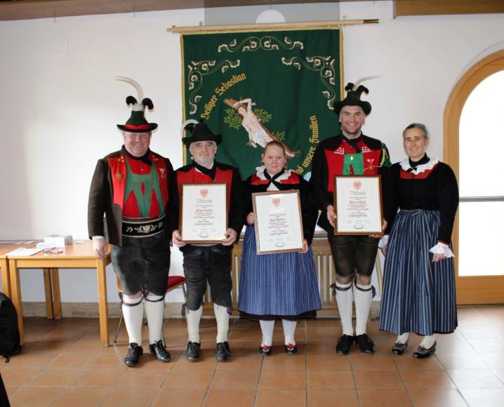 Ehrungen: vl. Hptm. Elmar Pichler, Schütze Jürgen Schiller, Mark. Julia Matscher, Fhr. Andreas Tschöll und Beirätin Barbara Illmer Steinacher