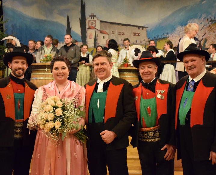 v.l. Hauptmann Andreas Pixner, Ballkönigin Patrizia Prantl Karnutsch mit Ehemann Hannes, Oberleutnant Martin Flatz, Ehrenhauptmann Eduard Graber