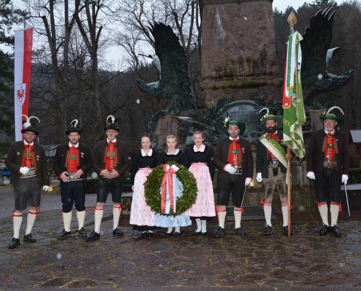 Die Abordnung der Schützenkompanie Andreas Hofer am Berg Isel (vlnr: Hptm. Patrick Wilhelm, Alexander Schweigl, Markus Reinstadler, Magdalena Pichler, Anja Oberprantacher, Emma Oberprantacher, Fhr. Magnus Fauner, Fhr. Gregor Fauner, Fhr. Eberhard Wilhelm) – Bildrechte J. Gregoritsch